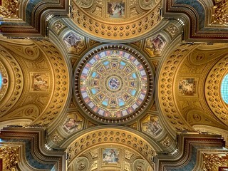 veduta dei decori interni della cupola nella basilica di Santo Stefano a Budapest, l'edificio religioso pi&egrave; grande in Ungheria.	