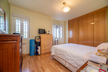 Compared to freestanding wardrobes, built-in wardrobes are installed directly into the wall, allowing you to use areas that might otherwise go unused