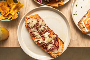 Toasts are versatile and can fit into any diet, whether vegan, vegetarian or omnivorous.