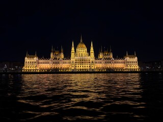 Veduta notturna del Parlamento di Budapest durante una crociera serale sul Danubio, Ungheria