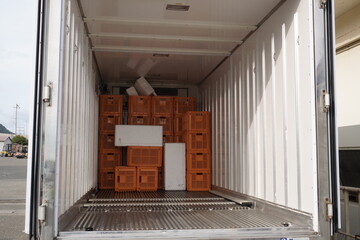 トラック箱車の荷物が積んである内側