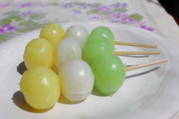 黄白緑のお月見三色団子