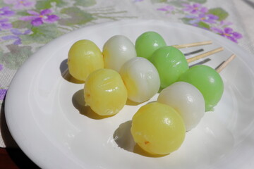 黄白緑のお月見三色団子