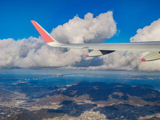 Fototapeta premium 飛行機からみる雲と青い海の風景 香川県の瀬戸内海
