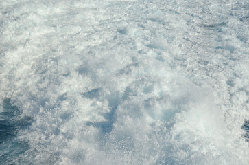 Obraz premium ship trail foam waves traveling in islands greece mykonos