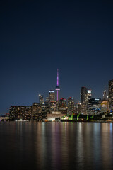 Obraz premium Night scene of downtown Toronto during early winter time