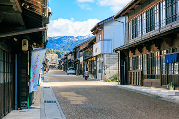 Obraz premium 文化と自然が調和する岩村町の町並み