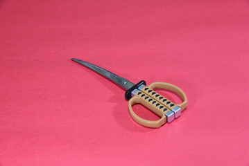 日本刀型　はさみ　赤背景