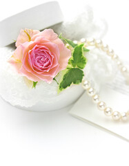 ピンクのバラとパールのネックレス