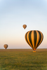 Obraz premium Hot Air Balloons flying across the Serengeti, Tanzania