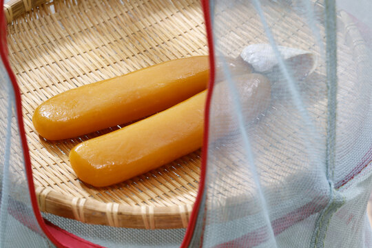 How to make dried mullet roe( a high-class delicacy known as karasumi in Japan or bottarga in Italy ). Dry salted roe in the sun in a well-ventilated place.