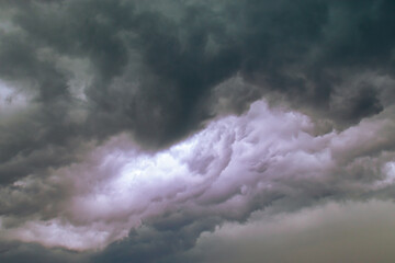 Obraz premium low gray clouds in the sky before the rain, overcast sky with dark clouds