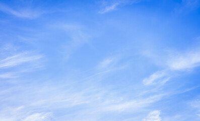 Obraz premium the sky is full of bright white fluffy clouds, freedom.