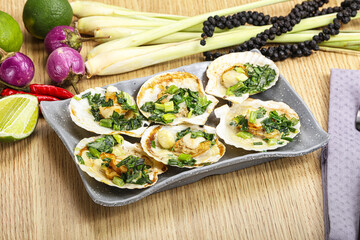 Grilled scallops with green onion