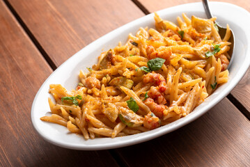 Trofie con gamberetti, zucchine e bottarga, pasta italiana, ricetta mediterranea 