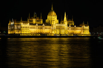 Fototapeta premium Parlament in Budapest bei Nacht