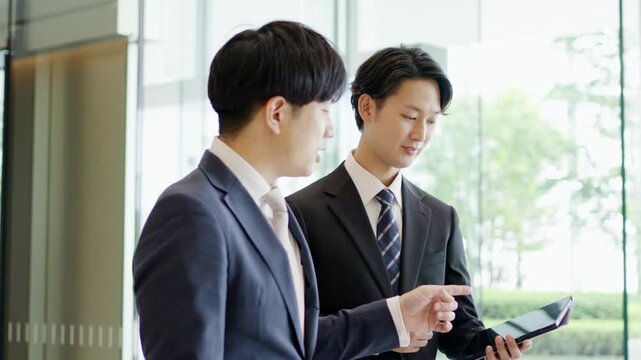 歩きながら指示をするビジネスマン