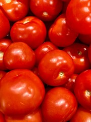 Red tomatoes on market without calyx