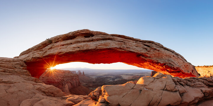 Mesa arch sunrise, Canyonlands National Park, Utah, United States