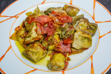 Fried artichokes with olive oil and ham