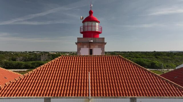 Faro de Cabo Sard&atilde;o en Ponta do Cavaleiro, Odemira,  parroquia  S&atilde;o Teot&oacute;nio, Alentejo de Portugal