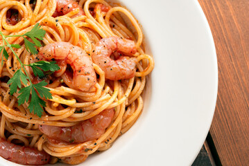 Piatto di deliziosi spaghetti con salsa di gamberi di mazara, pasta italiana, ricetta mediterranea 