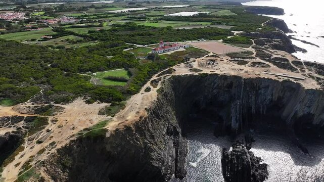 Faro de Cabo Sard&atilde;o en Ponta do Cavaleiro, Odemira,  parroquia  S&atilde;o Teot&oacute;nio, Alentejo de Portugal