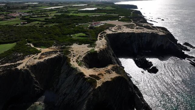 Faro de Cabo Sard&atilde;o en Ponta do Cavaleiro, Odemira,  parroquia  S&atilde;o Teot&oacute;nio, Alentejo de Portugal