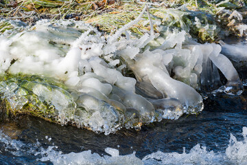 Bizarre Eisformationen am Fluss bei Kälte	