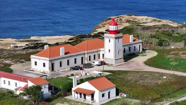 Faro de Cabo Sard&atilde;o en Ponta do Cavaleiro, Odemira,  parroquia  S&atilde;o Teot&oacute;nio, Alentejo de Portugal