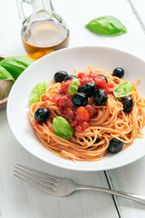 Deliziosi spaghetti al pomodoro e olive nere, dieta mediterranea, pasta italiana 