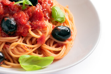 Deliziosi spaghetti al pomodoro e olive nere, dieta mediterranea, pasta italiana 