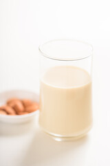Almond milk is a healthy non-dairy alternative product, free from lactose, rich in protein and vitamins for a good lifestyle.