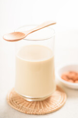 Almond milk is a healthy non-dairy alternative product, free from lactose, rich in protein and vitamins for a good lifestyle.