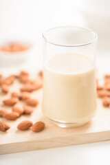 Almond milk is a healthy non-dairy alternative product, free from lactose, rich in protein and vitamins for a good lifestyle.