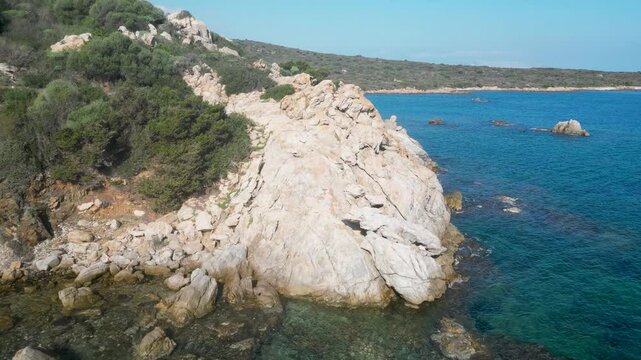 Wunderbare Felsenk&uuml;ste in der N&auml;he von Porto Ottiolu, Sardinien, Italien, mit Isola di Tavolara im Hintergrund, Aerial, Unveiling-shot, Querformat, 4K