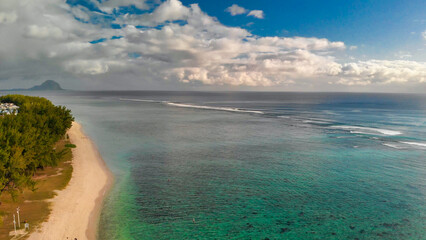 Obraz premium Overhead aerial view of beautiful sandy beach with vegetation