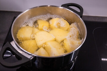 Gotowanie ziemniaków na obiad