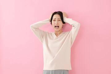 驚く女性