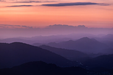 Camadas de Montanhas no amanhecer