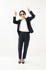 指差しをする女性