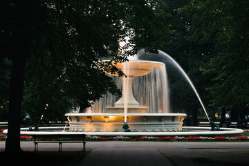 Podświetlona fontanna w Ogrodzie Saskim w Warszawie, Polska. Miejska architektura. © Anita