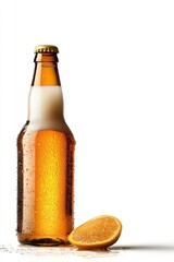 Botella de cerveza &aacute;mbar con un cuello esbelto y rodaja de naranja fresca en una superficie blanca