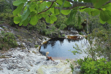 mulher no poço das moças no parque nacional de itabaiana, sergipe