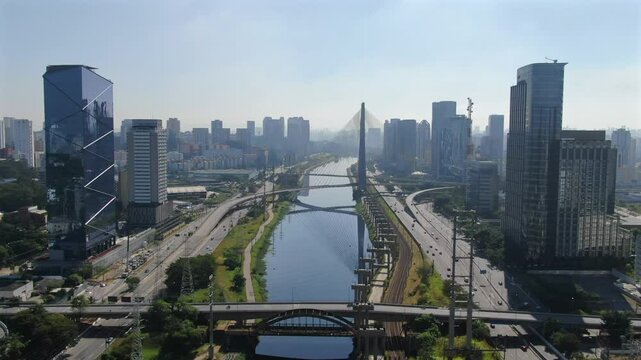 Bela vista a&eacute;rea do rio marginal Tiet&ecirc; e da ponte que d&aacute; acesso ao bairro do Morumbi, S&atilde;o Paulo em dia ensolarado e azul
