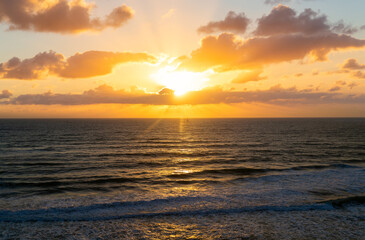 Obraz premium cloudy sunset at coast of the sea