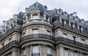 Obraz premium Parisian buildings adorned with balconies and gorgeous stone facades