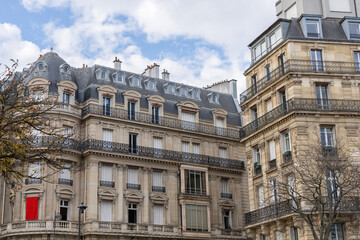 Obraz premium Parisian buildings adorned with balconies and gorgeous stone facades