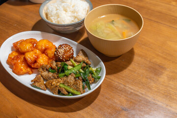 レバニラとエビチリ定食