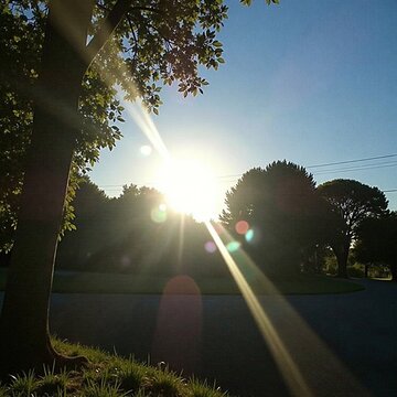 La luz del sol se desvanece detr?s de una colina en la calzada, paisaje natural, sombra